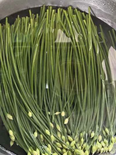 エビとニラの花の炒め物の作り方：1