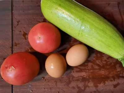 ズッキーニ、トマト、卵の炒め物を作る手順：1