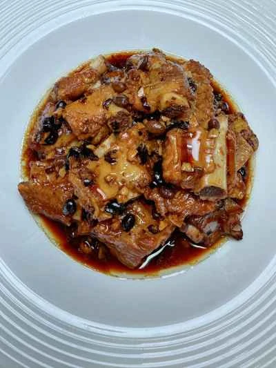 発酵黒豆と刻みニンニクを添えた蒸し豚スペアリブのレシピ