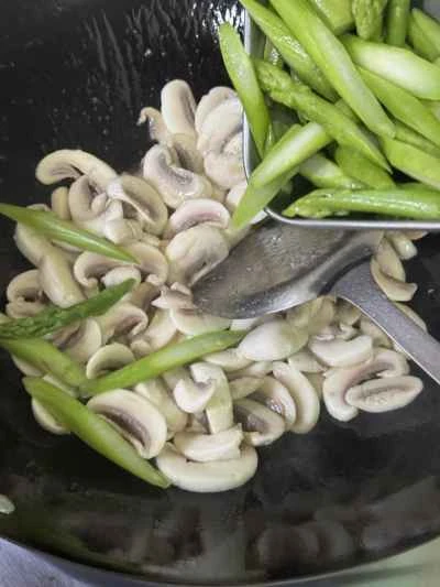アスパラガスとキノコの炒め物の作り方：9