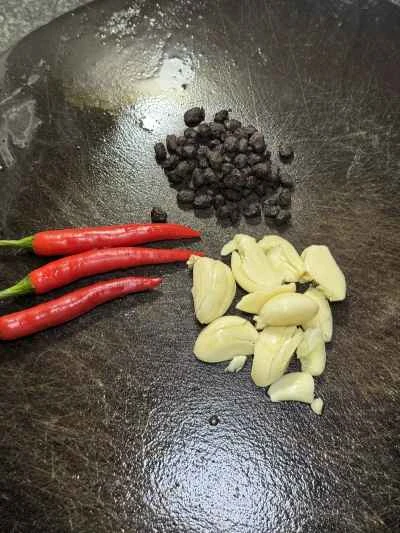 発酵黒豆とニンニクを使った蒸し鶏の足の作り方：2