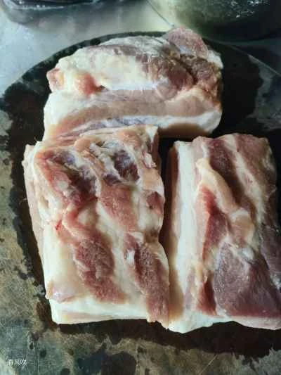 塩漬けカラシナとタロイモを使った豚バラ肉の煮込みの作り方：1