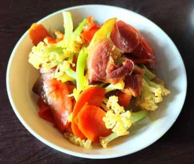 ニンジン、カリフラワー、塩漬け豚肉の炒め物の作り方：7