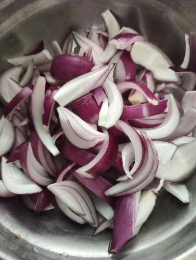 玉ねぎ入りスクランブルエッグの作り方：1