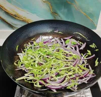 玉ねぎとキャベツの炒め物の作り方：4