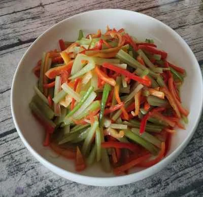 セロリと赤唐辛子の炒め物の作り方：5