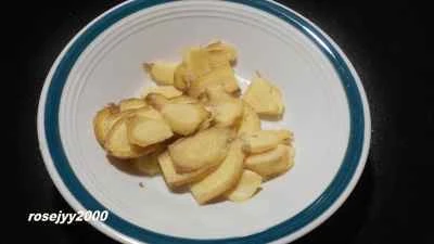 アンジェリカと生姜のゴマ油チキンの作り方：2