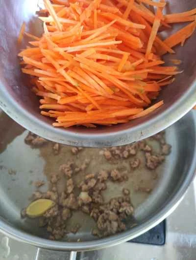 セロリ、ニンジン、ひき肉の炒め物の作り方：5