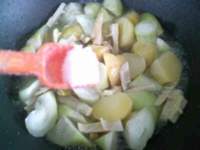 ラムテールたけのことジャガイモを一晩煮て花が咲くまで煮る手順：16