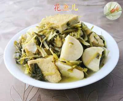 塩漬け野菜とたけのこを添えたベジタリアンチキンの煮込み