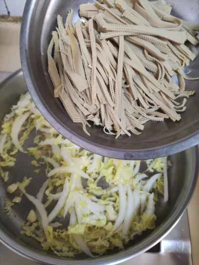 千切り豆腐皮とベビーチンゲン菜の炒め物の作り方：5