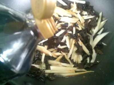 黒キクラゲ、水タケノコ、セロリ炒めの作り方：6