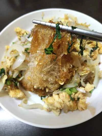 玉ねぎと卵で炒めた里芋と春雨の作り方:10