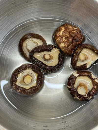 椎茸と干しエビの豚皮煮込みの作り方：2