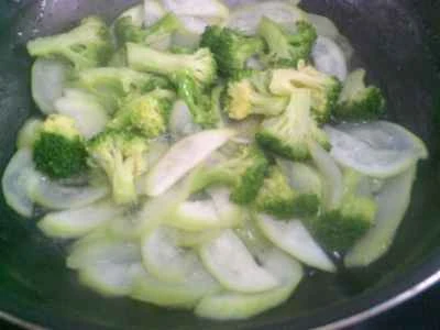 夜咲きセレウスとブロッコリーの炒め物の作り方：14