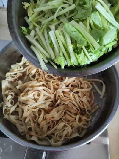 豆腐皮とセロリの炒め物の作り方：6