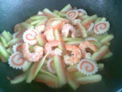 スイカの皮入りエビとカツオの炒め物の作り方：15