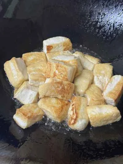 キャベツと豆腐のピクルスで煮込んだ黄ナマズの作り方：6