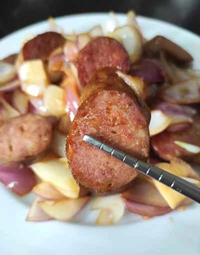 玉ねぎと赤ソーセージの炒め物のレシピ