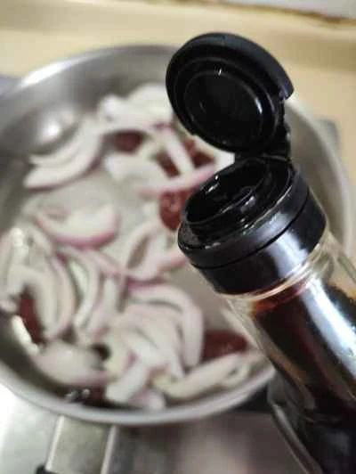 玉ねぎとソーセージの炒め物の作り方：5