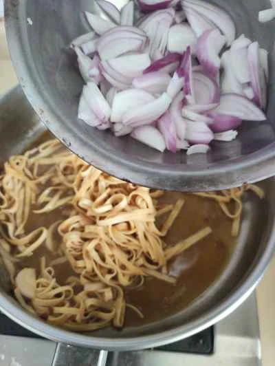 玉ねぎと豆腐の皮の炒め物の作り方:5