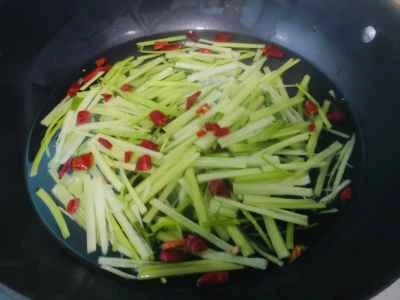 セロリと豚肉の炒め物の作り方:2