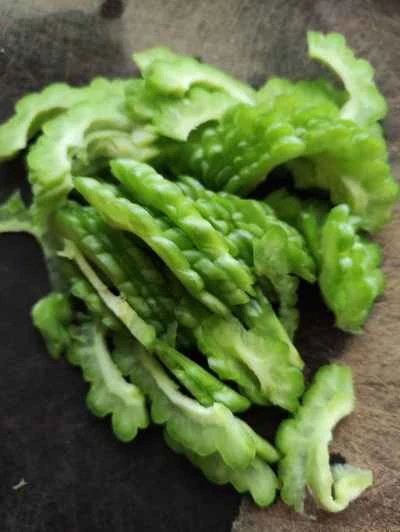 ゴーヤと玉ねぎの炒め物の作り方：1