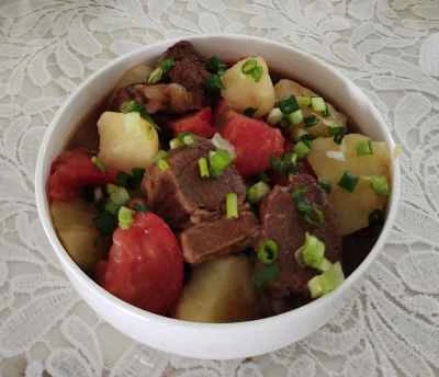 ジャガイモとトマトの牛肉煮込みのレシピ
