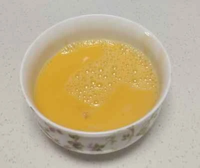 小さな銀色の魚を使ったオムレツの作り方：1