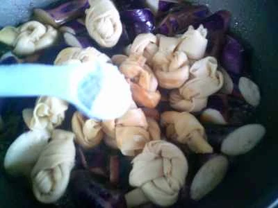 豆腐の結び目とナスの煮込みの作り方：7