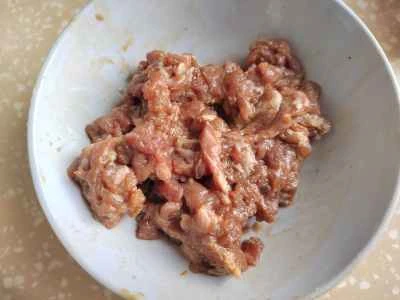 エノキ茸、ニンジン、細切り豚肉の炒め物の作り方：1