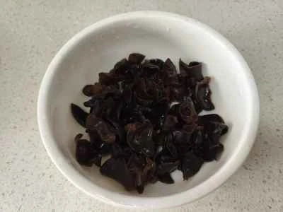 乾燥レタスとキクラゲの炒め物の作り方：2