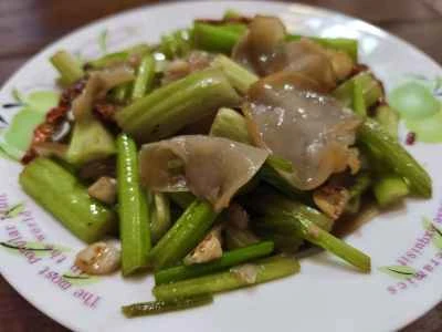 白キクラゲとセロリの炒め物のレシピ