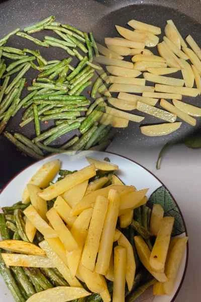 フライドポテトとインゲンの炒め物の作り方：3