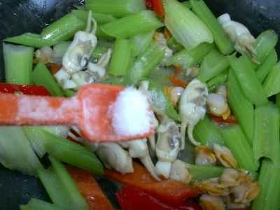 2種類の新鮮な材料を使ったセロリ炒めの作り方：14
