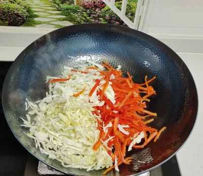 赤唐辛子とキャベツの炒め物の作り方：2