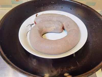 みじん切りニンニク入り蒸し血ソーセージの作り方：1