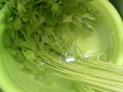 セロリと豆腐の皮の炒め物の作り方：3