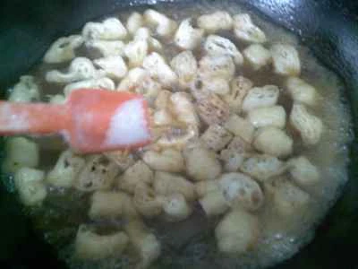 揚げ豆腐の細切りと鴨の血の煮込みの作り方：10