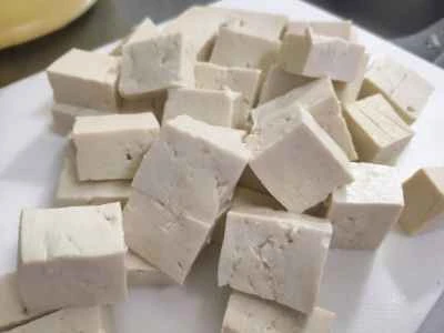 キクラゲと豆腐入り鶏胸肉の煮込みの作り方：1.