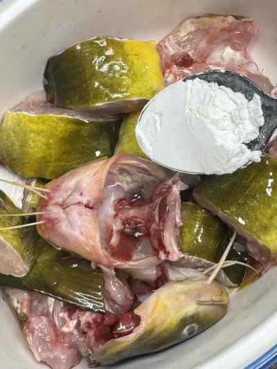 ニンニクと発酵黒豆で蒸した黄ナマズ：7つの手順