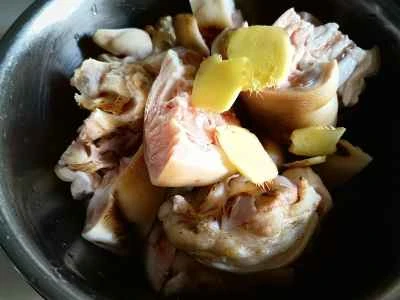 紹興酒で煮込んだ豚足の作り方：1