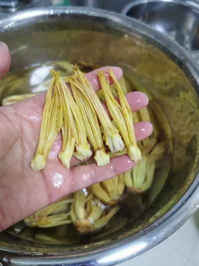 カポックの花と​​豚肉の煮込み炒めの作り方：4