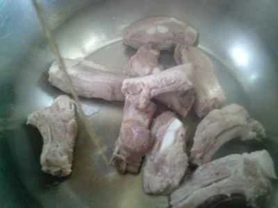 油で揚げた三角の夜咲き花と豚スペアリブの煮込みの作り方：5