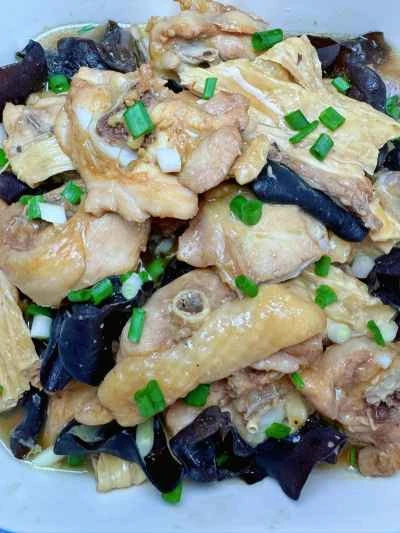 蒸し鶏と豆腐皮、キクラゲ添え