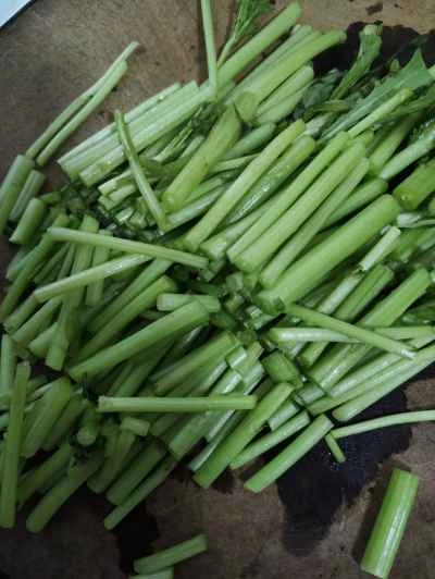 中華ソーセージと菊菜の炒め物の作り方：2