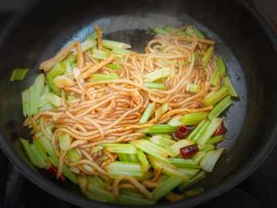セロリ焼きそばの作り方：8