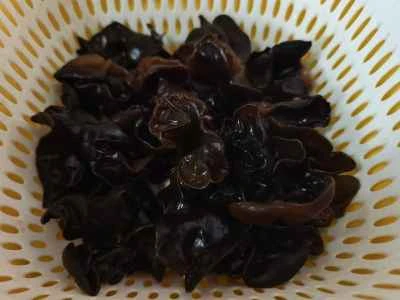 きくらげとネギの煮込みの作り方：1