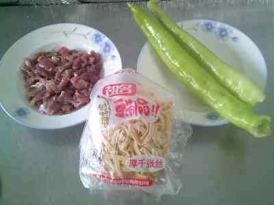 厚切りピーマンと豚肉の赤身を厚めの豆腐皮で炒める手順：1