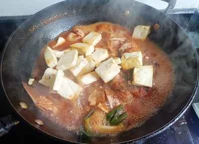 赤いスープで豆腐と銀鯉の頭を煮込んだ煮込み料理の作り方：11